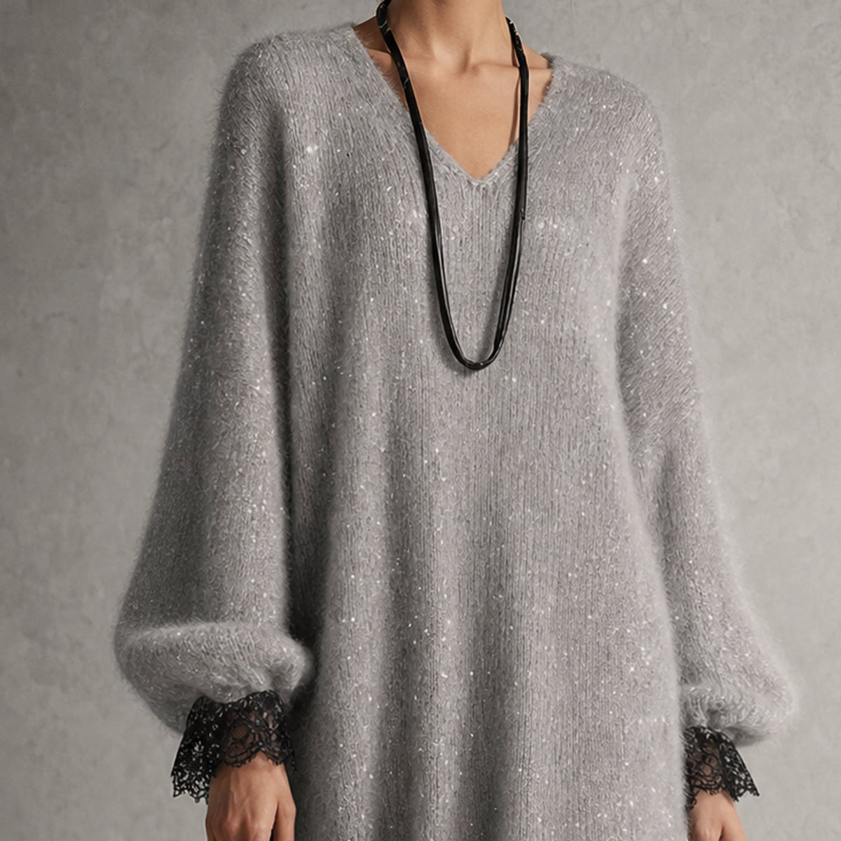 Nova | Robe Midi Grise Scintillante à Ourlet en Dentelle - Gris, détail du col et des manches