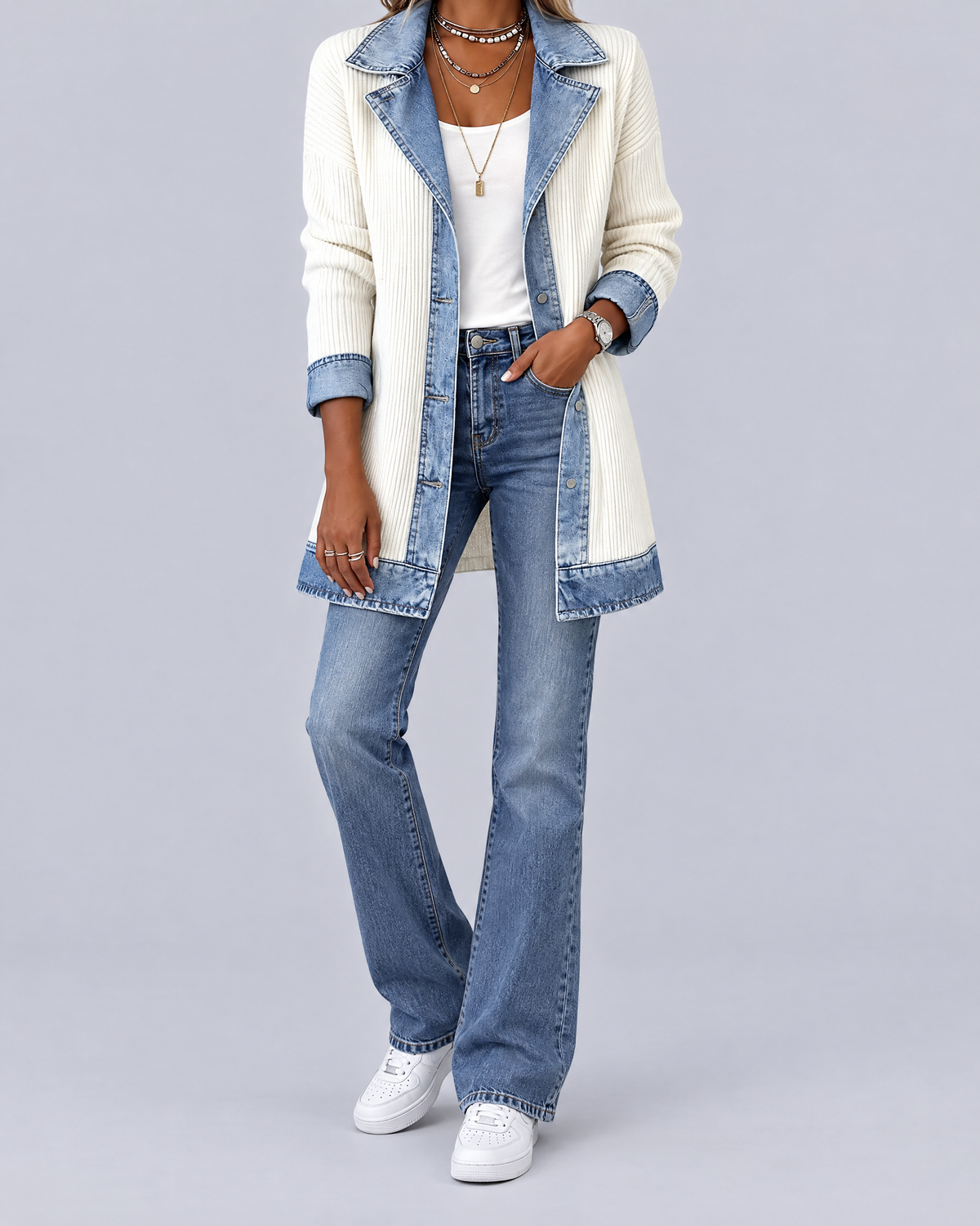 Fleur veste en maille côtelée blanc empiècements denim, look sans visage, fond gris clair studio