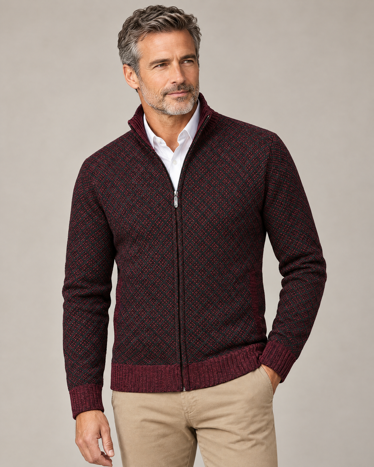 Mathis cardigan zippé à col montant, coloris bordeaux, photo lifestyle