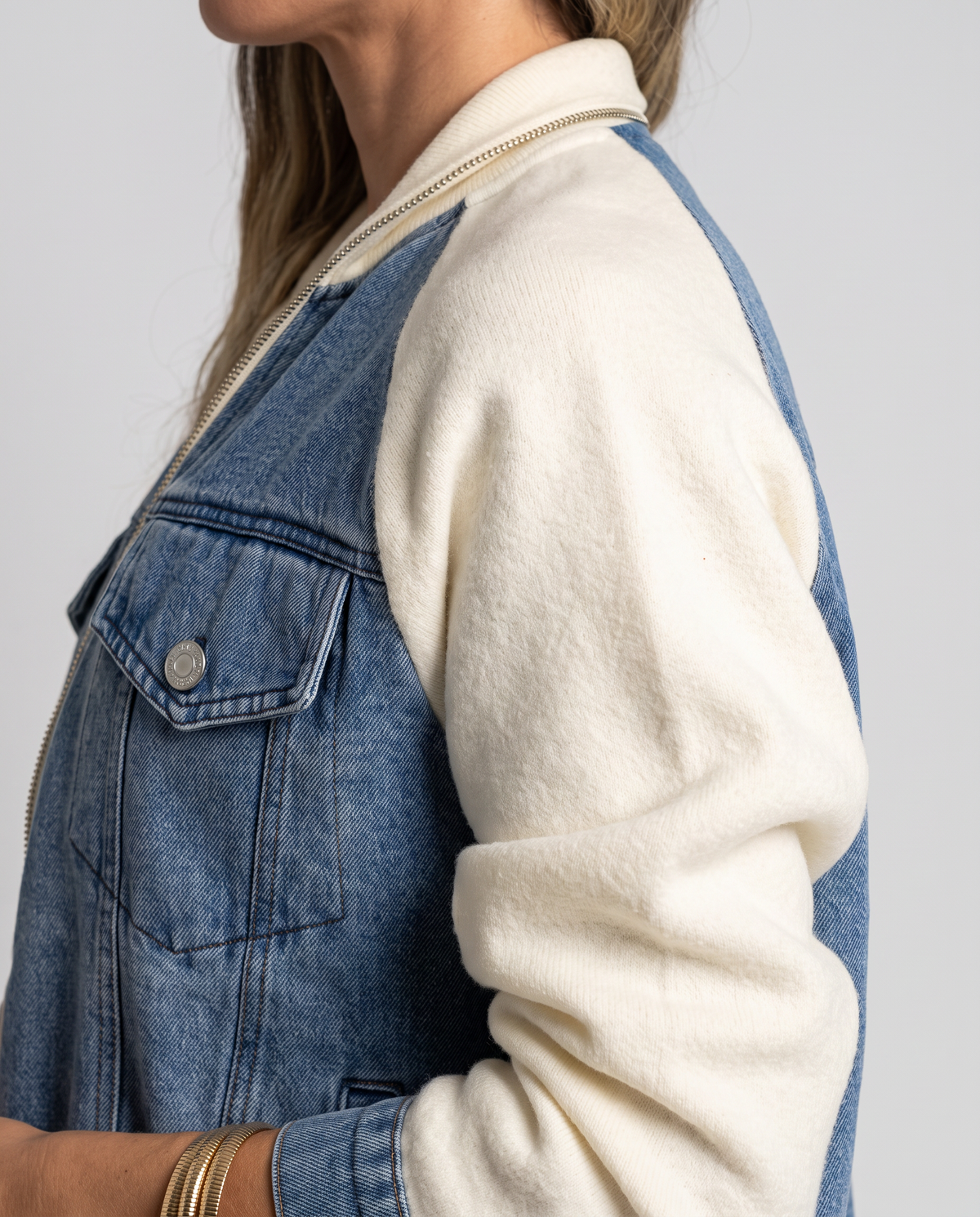 Élina | Veste en Jean Zippée - Détail manche