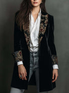 Nora | Blazer Noir Cintré à Imprimé Baroque – porté, vue d'ensemble