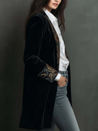 Nora | Blazer Noir Cintré à Imprimé Baroque – vue de profil