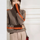 Aurélie pull col roulé chevron bicolore, coloris orange, détail manche