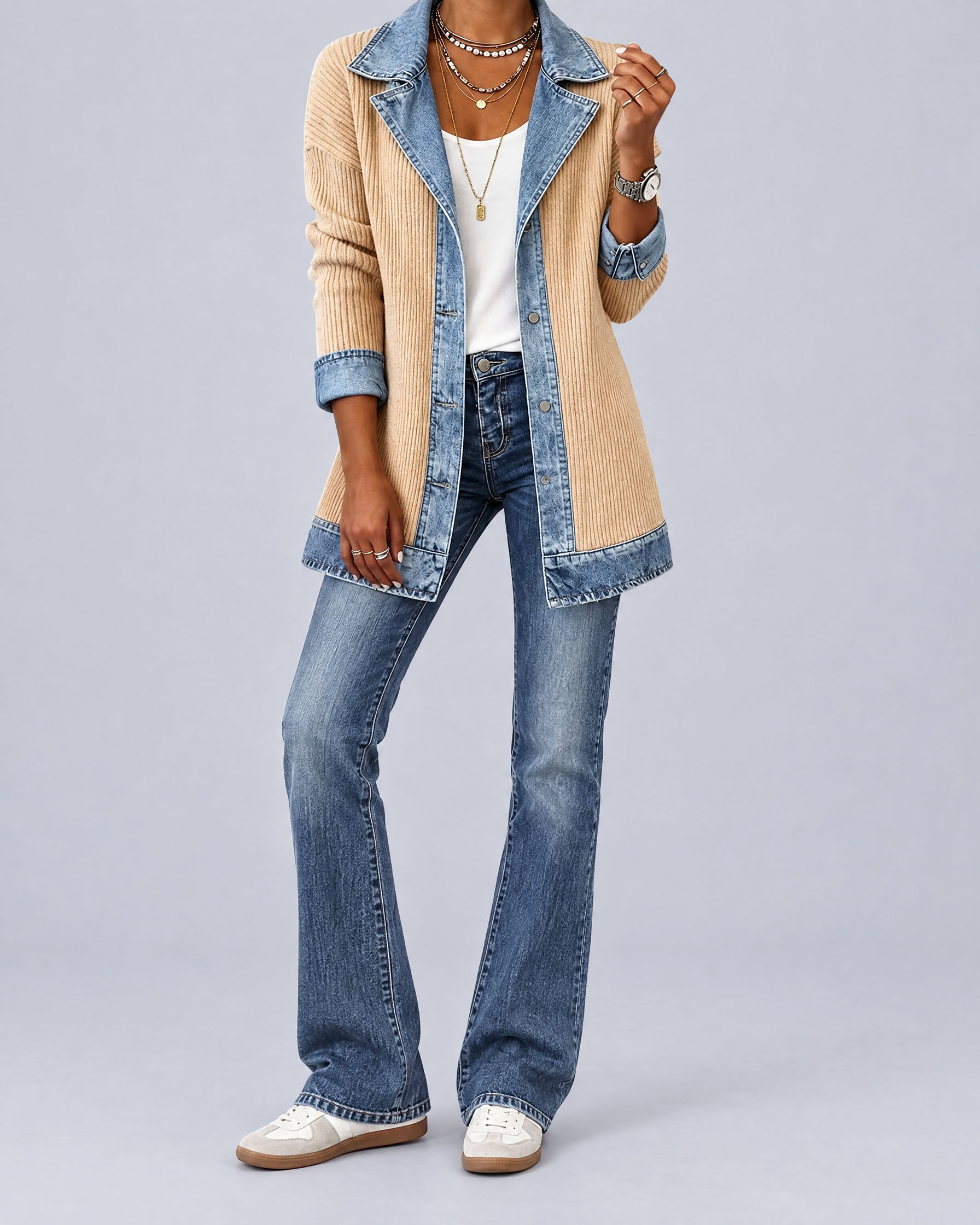 Fleur veste en maille côtelée abricot empiècements denim, look sans visage, fond gris clair studio