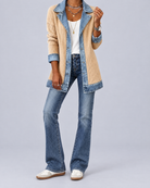 Fleur veste en maille côtelée abricot empiècements denim, look sans visage, fond gris clair studio