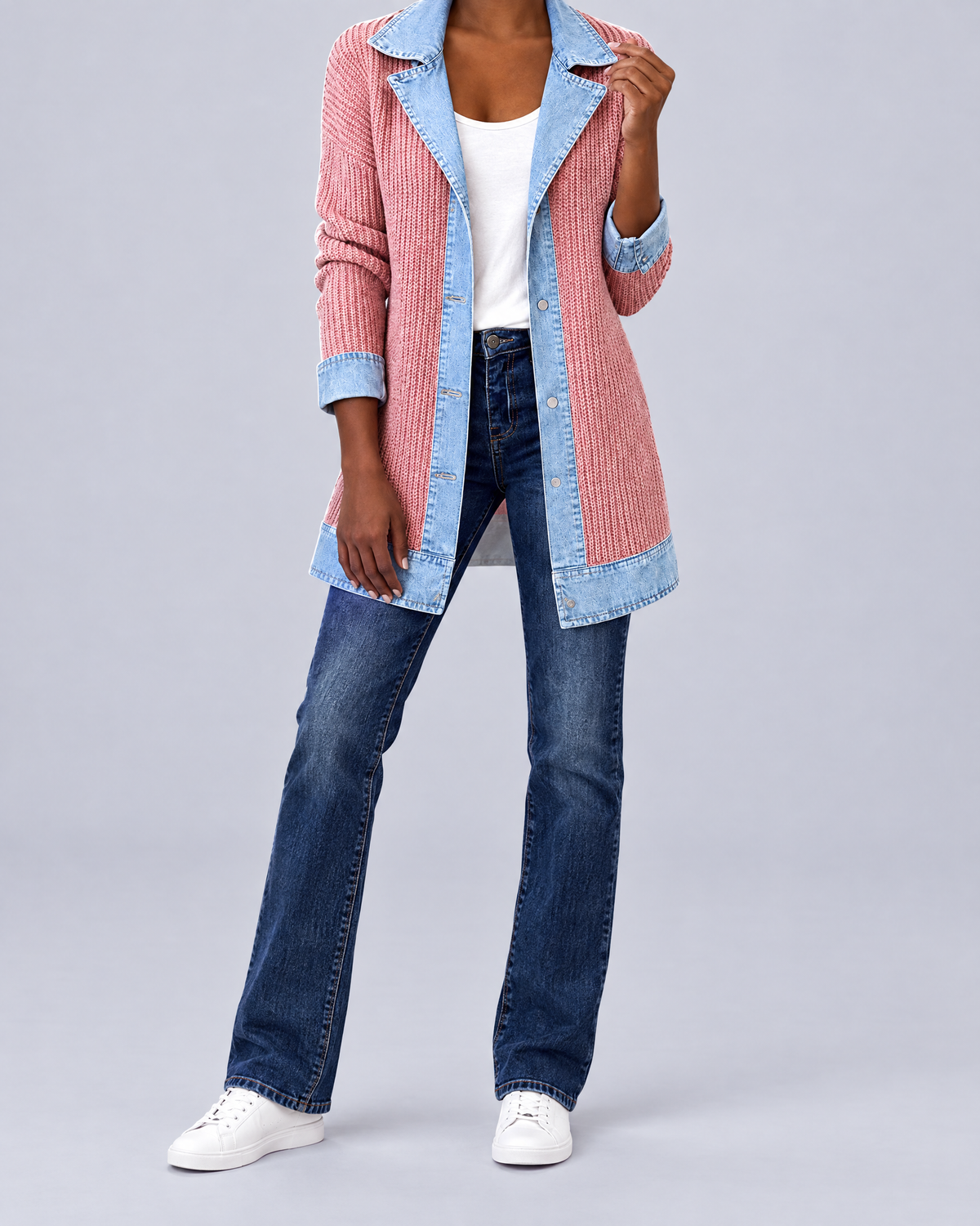 Fleur veste en maille côtelée rose empiècements denim, look sans visage, fond gris clair studio