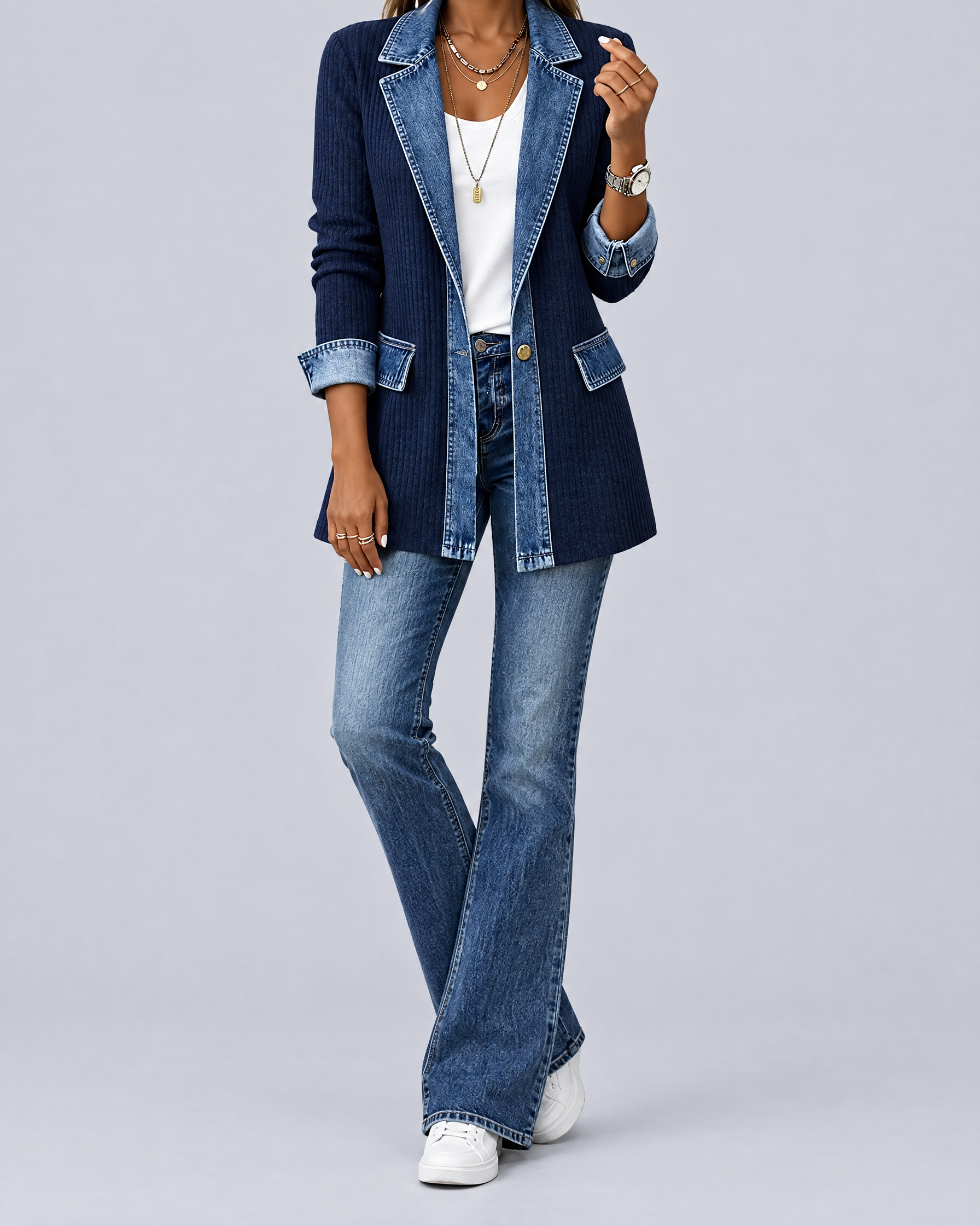 Fleur veste en maille côtelée bleu marine empiècements denim, look sans visage, fond gris clair studio