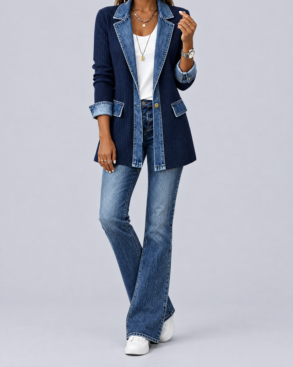 Fleur veste en maille côtelée bleu marine empiècements denim, look sans visage, fond gris clair studio