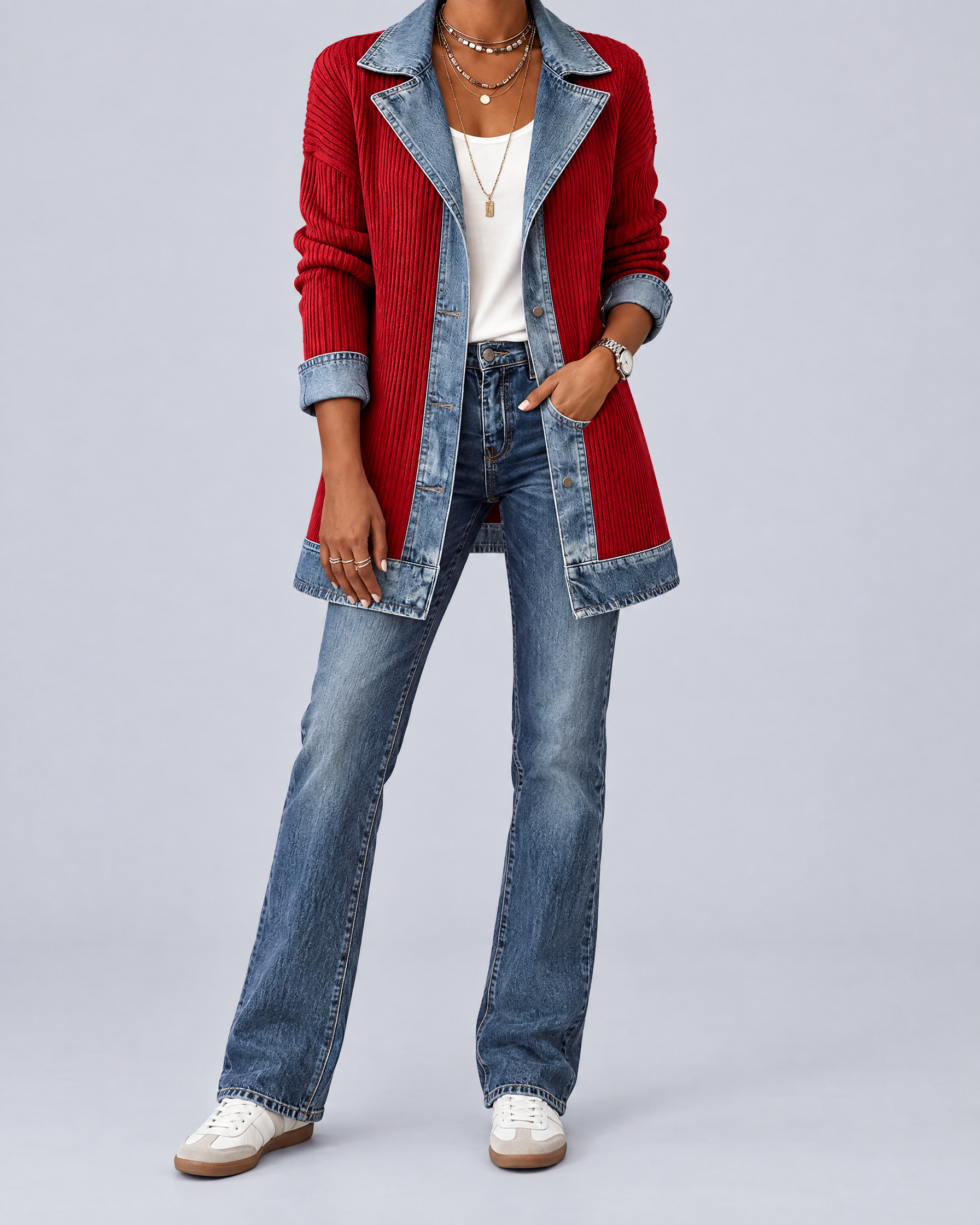 Fleur veste en maille côtelée rouge empiècements denim, look sans visage, fond gris clair studio