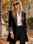 Nora | Blazer Noir Cintré à Imprimé Baroque – porté en extérieur