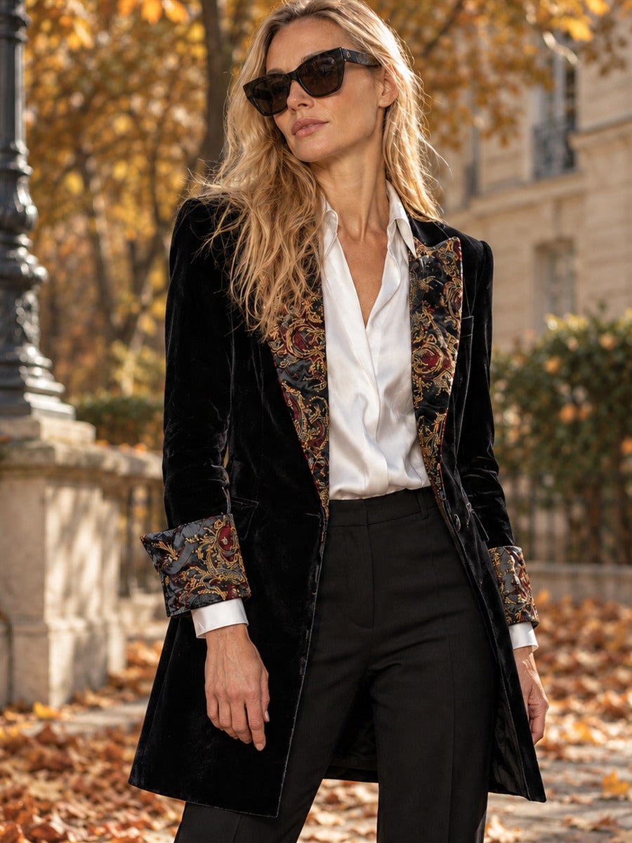 Nora | Blazer Noir Cintré à Imprimé Baroque – porté en extérieur